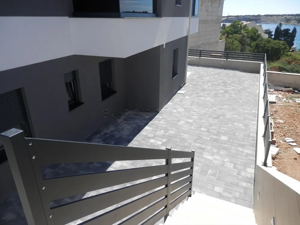 Šimuni: NOV, 3-sobni apartman + parking i vrt, 95.29 m2 - Šimuni, Pag
