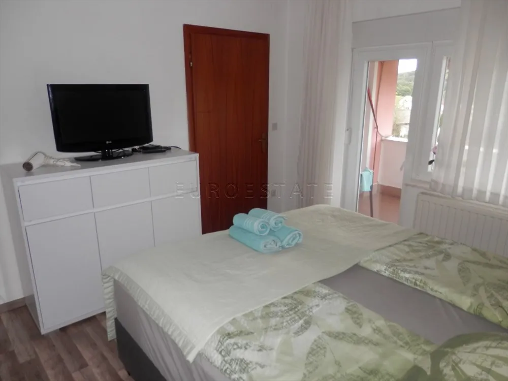 kuća sa dva stana, ukupne površine 200 m2, na mirnoj lokaciji u prirodi - slika 30