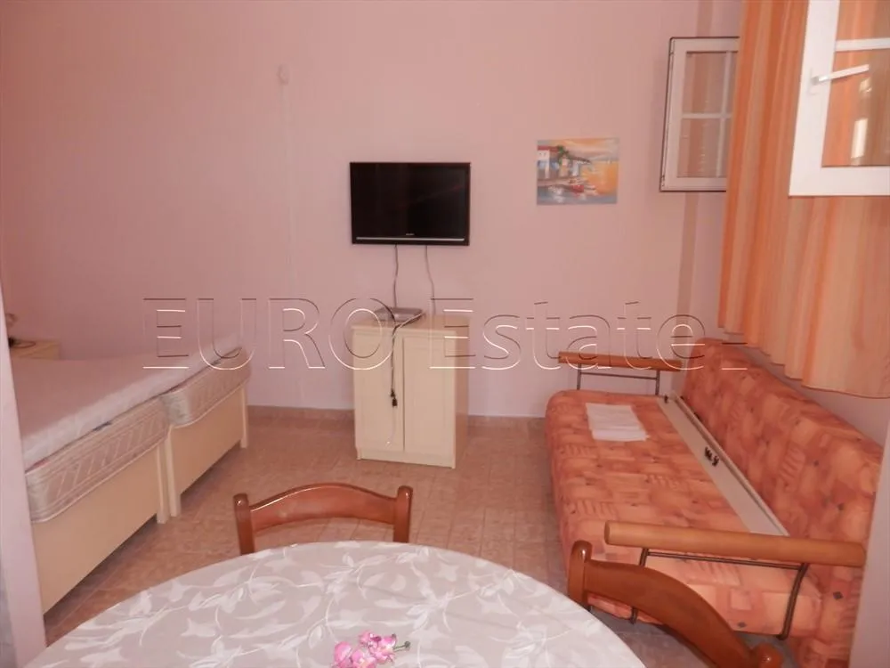 srima; luksuzna višekatnica s 5 apartmana, 30 metara od mora ! - slika 12