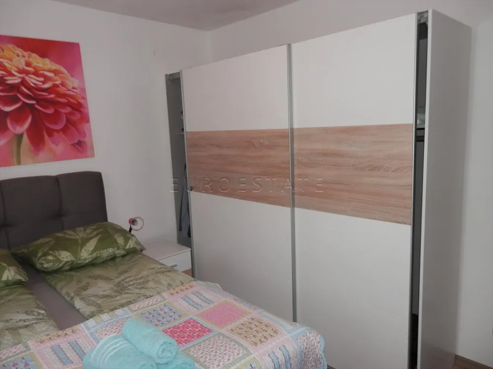 kuća sa dva stana, ukupne površine 200 m2, na mirnoj lokaciji u prirodi - slika 33