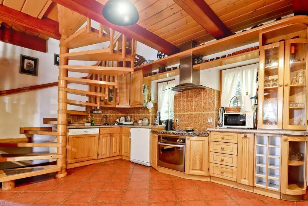 gornja voća: luksuzna kuća za odmor, 200 m2, 3200 m2 okućnice, bazen - slika 18