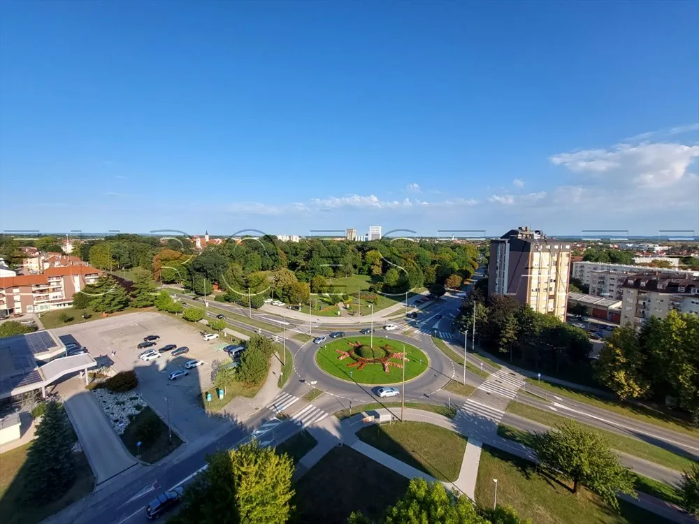 Čakovec: prostran četverosobni stan površine 100 m2 na odličnoj lokaciji - Centar