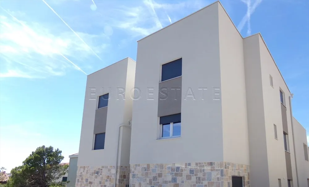Šimuni: dvoetažan apartman sa pogledom na more, 2 parkirna mjesta + dvorište - Šimuni, Pag