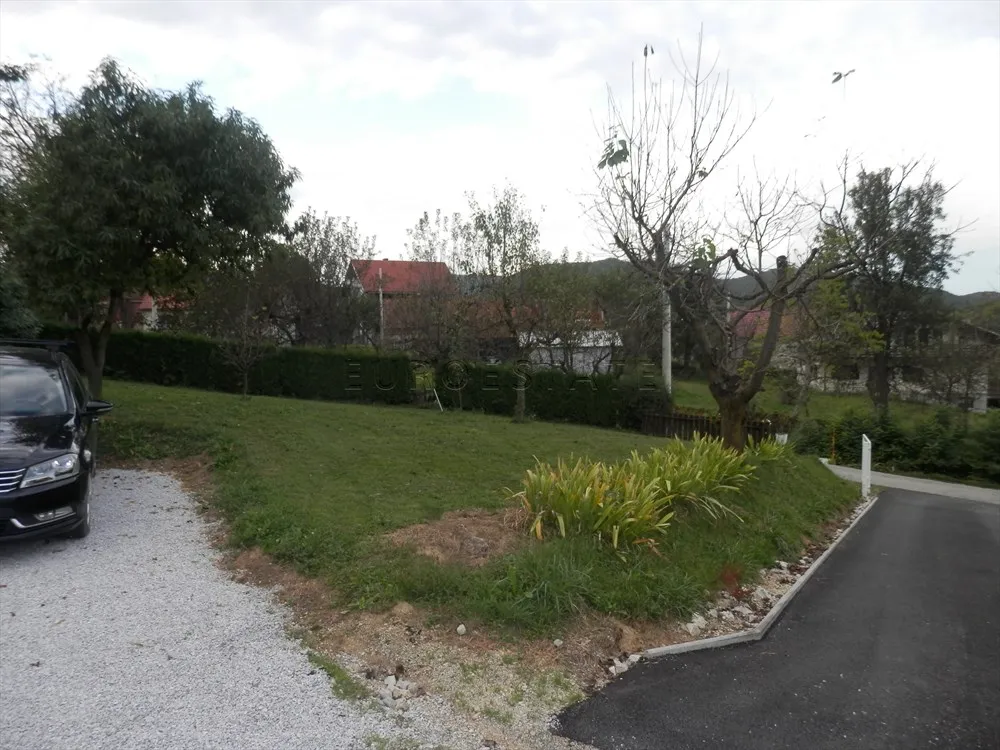 kuća sa dva stana, ukupne površine 200 m2, na mirnoj lokaciji u prirodi - slika 44