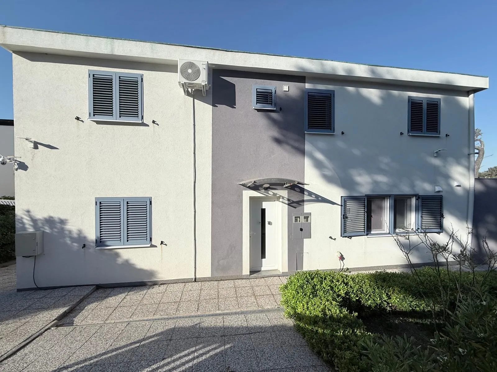 košljun: luksuzna kuća sa dva stana i ukupno 180 m2, 1. red do mora - slika 10
