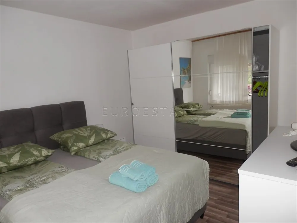 kuća sa dva stana, ukupne površine 200 m2, na mirnoj lokaciji u prirodi - slika 28