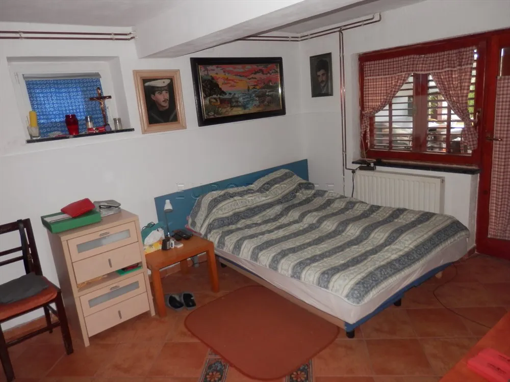 kuća sa dva stana, ukupne površine 200 m2, na mirnoj lokaciji u prirodi - slika 16