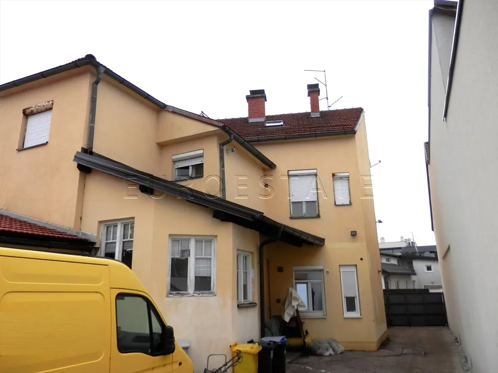 VARAŽDIN: prostran trosobni stan od 158 m2, sa garažom i dvorištem