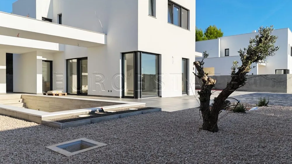 rab: luksuzna kuća površine 160 m2 sa bazenom od 20 m2 - slika 2