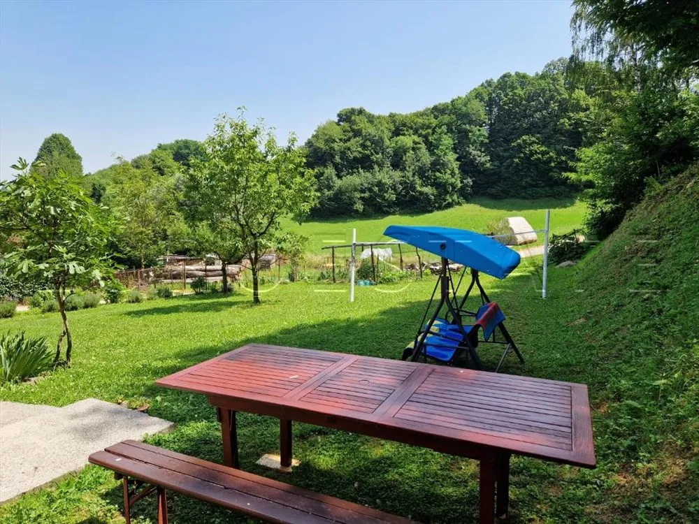 kuća sa dva stana, ukupne površine 200 m2, na mirnoj lokaciji u prirodi - slika 7