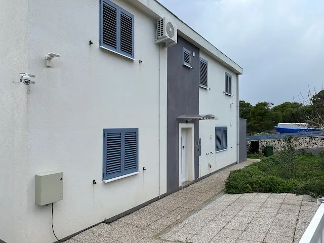košljun: luksuzna kuća sa dva stana i ukupno 180 m2, 1. red do mora - slika 10