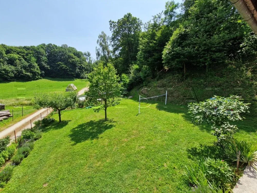 kuća sa dva stana, ukupne površine 200 m2, na mirnoj lokaciji u prirodi - slika 9