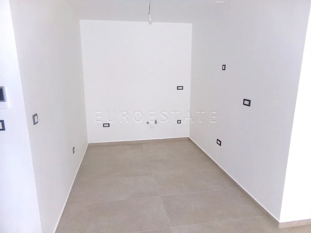 šimuni: nov, 4 - sobni stan, 121.93 m2 + vrt i parking, bruto 214.28 m2 - slika 13