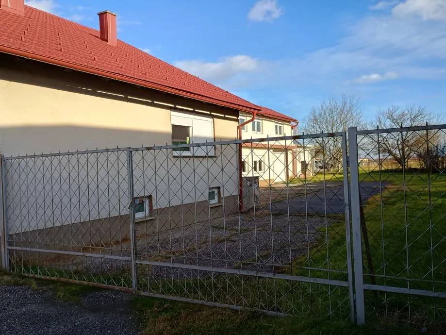 pušćine: poslovni prostor, 218 m2, prizemlje, kat, parking, dvorište - slika 2