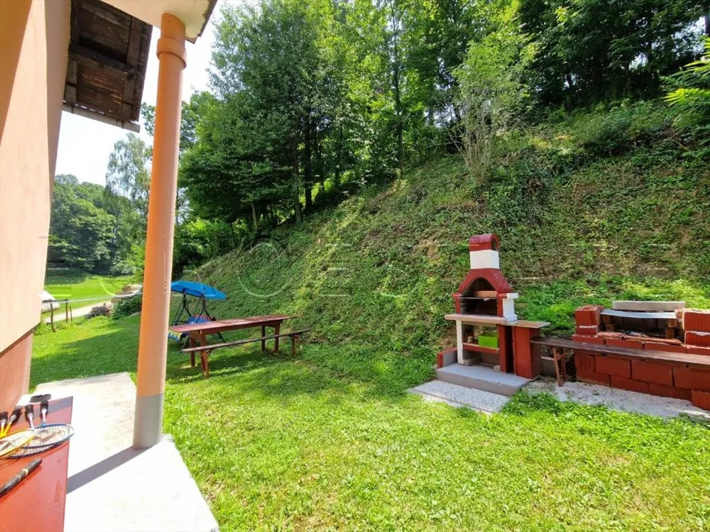 kuća sa dva stana, ukupne površine 200 m2, na mirnoj lokaciji u prirodi - slika 10