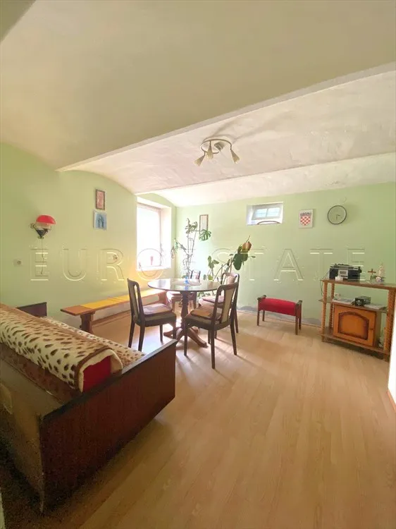 kamenica; kuća građena u građanskom stilu seoske arhitekture - slika 17