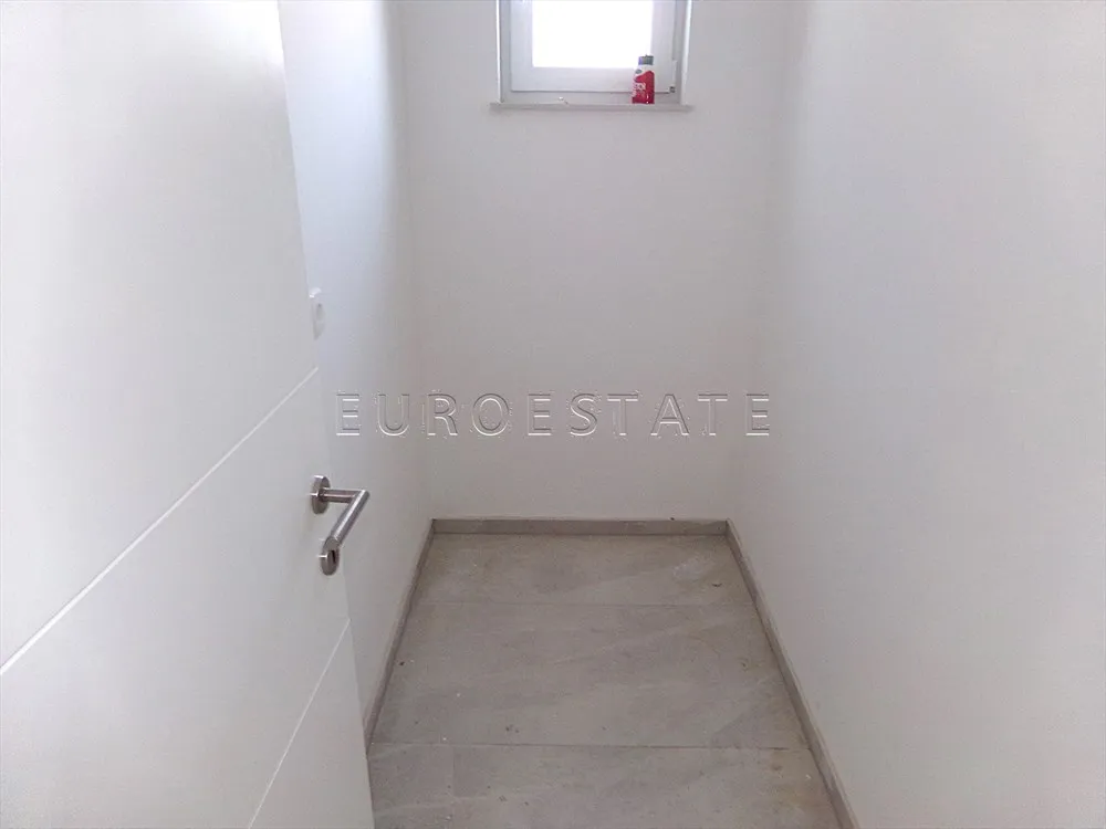 novalja: novogradnja, 3-sobni stan, prizemlje, sa vrtom i 2 parkinga, sveukupno 191.36 m2 - slika 15