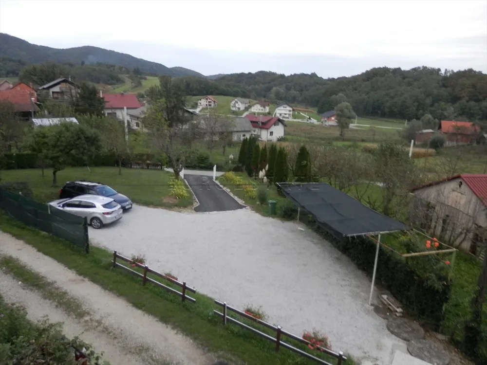 kuća sa dva stana, ukupne površine 200 m2, na mirnoj lokaciji u prirodi - slika 39