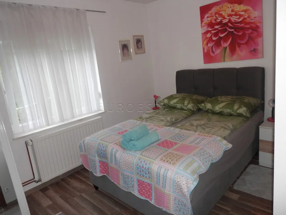 kuća sa dva stana, ukupne površine 200 m2, na mirnoj lokaciji u prirodi - slika 32