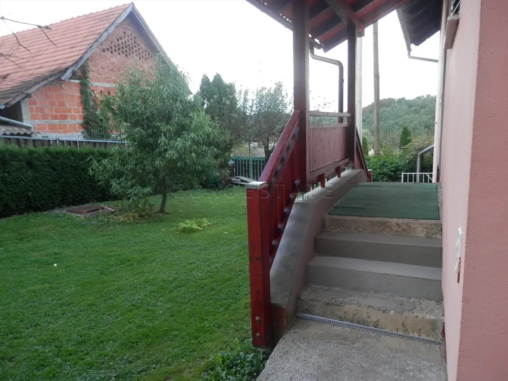 kuća sa dva stana, ukupne površine 200 m2, na mirnoj lokaciji u prirodi - slika 38