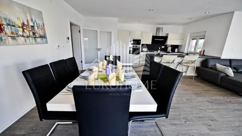 zadar, diklo, dugoročan najam 3 kata, 250m2 - slika 9