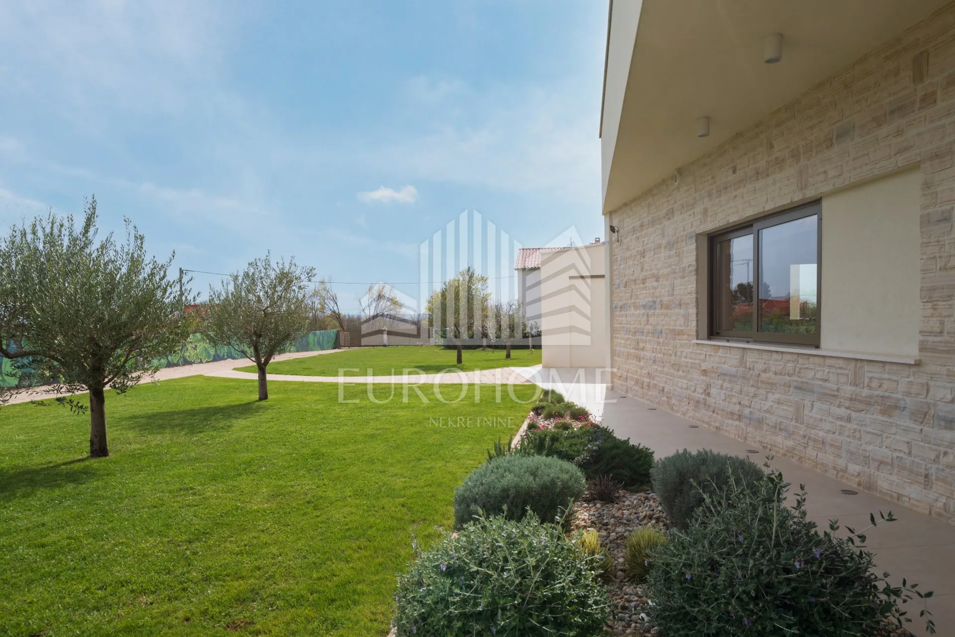 moderna ekskluzivna villa s basenom u smokoviću - slika 16