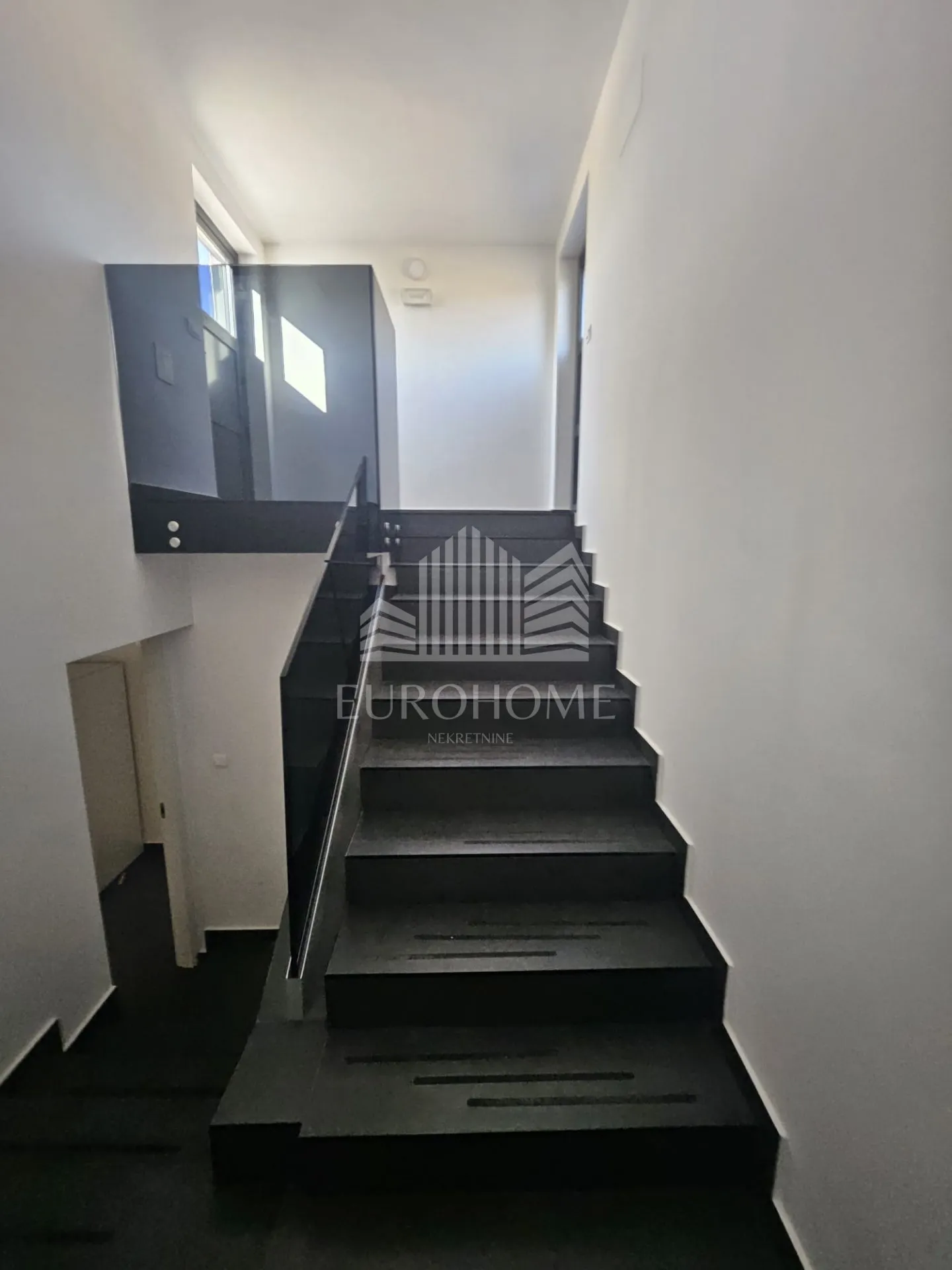 zadar-petrići, nov penthouese sa krovnom trasom i bazenom, potpuno namješten,146m2 - slika 24