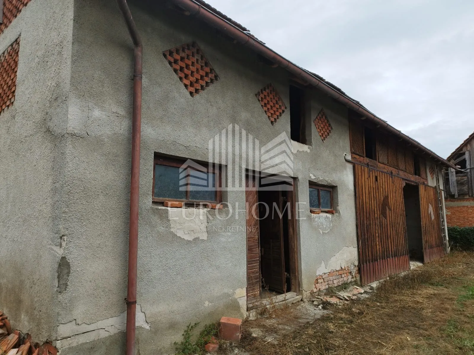 kuća za adaptaciju ,okućnica 500m 2 i zemljište 1584 m2 - slika 6