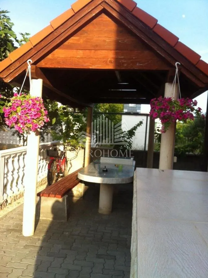 vir, uređena kuća sa 6 apartmana, 390m2 - slika 7
