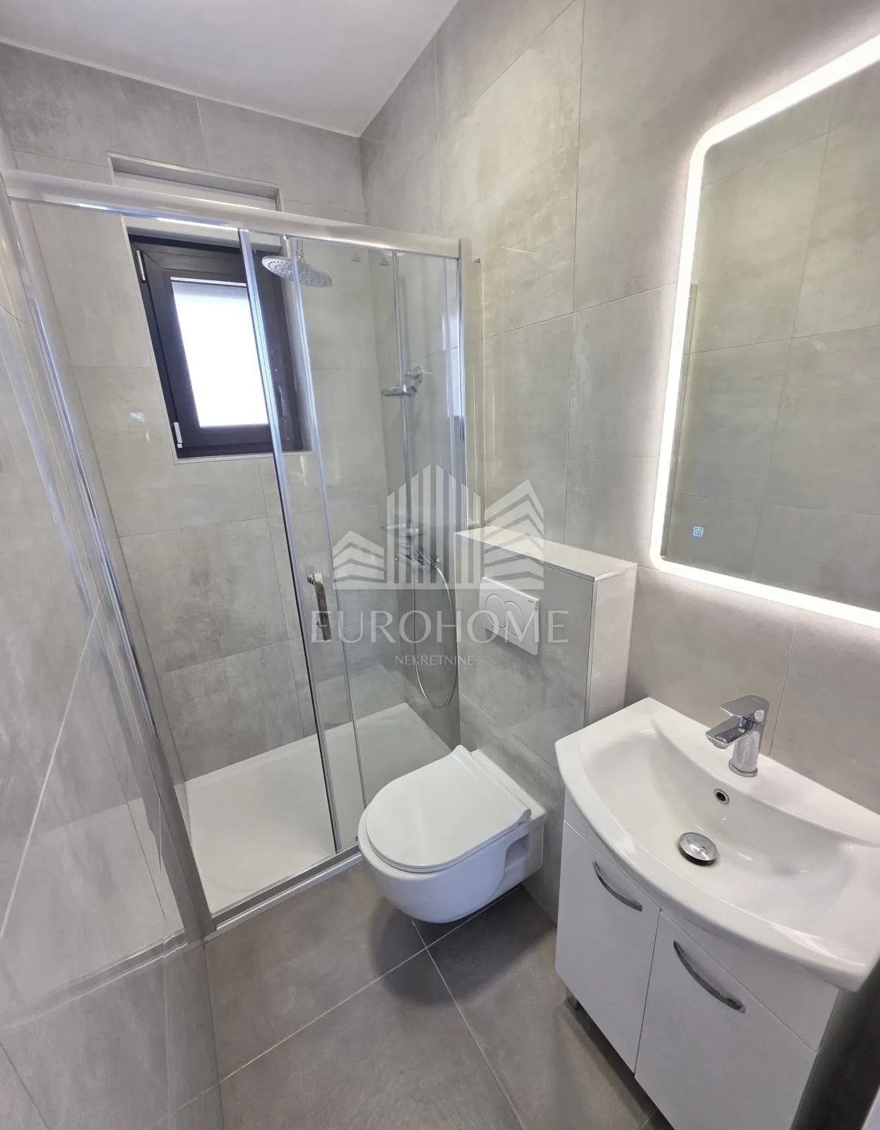 mediteranski luksuz u brodarici | potpuno namješten stan uz more, 67m2 - slika 11