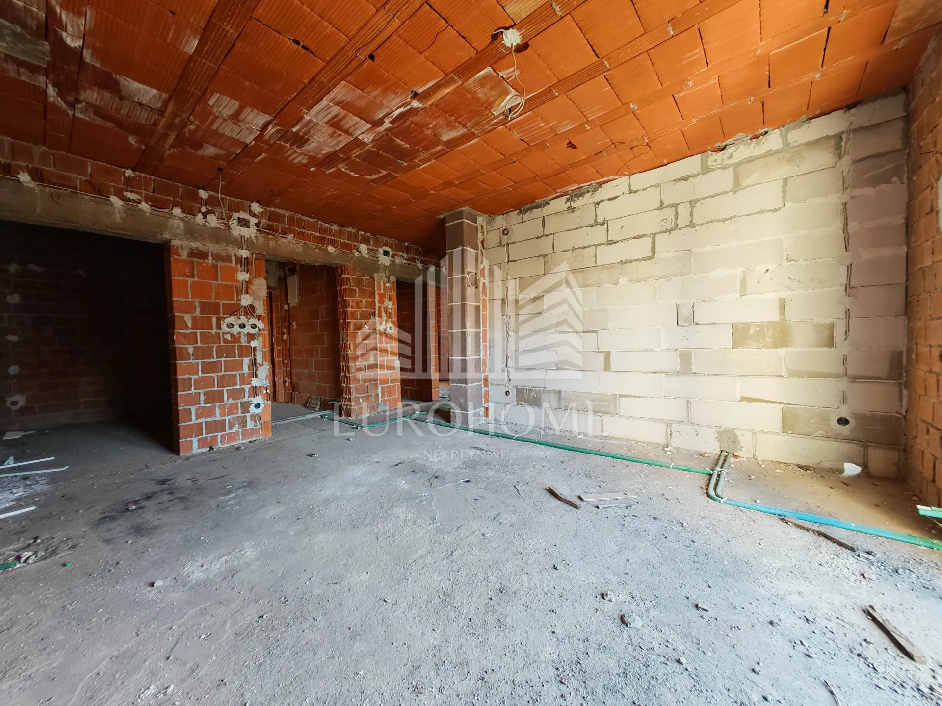 kuća 300m2 - 3 stana - oporovec - slika 2