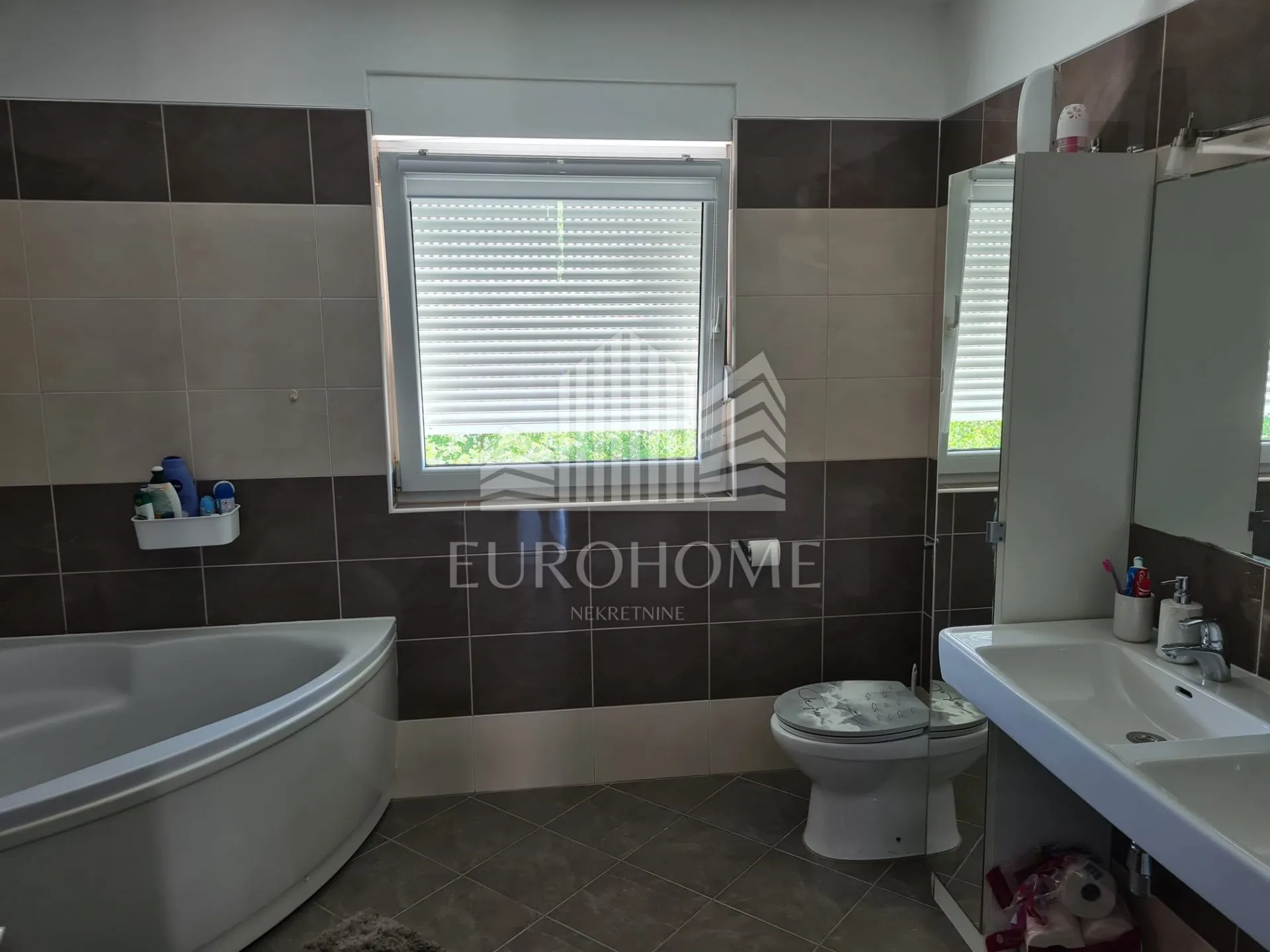 mikulići - kuća na tri etaže 1.607€/m2 - slika 9