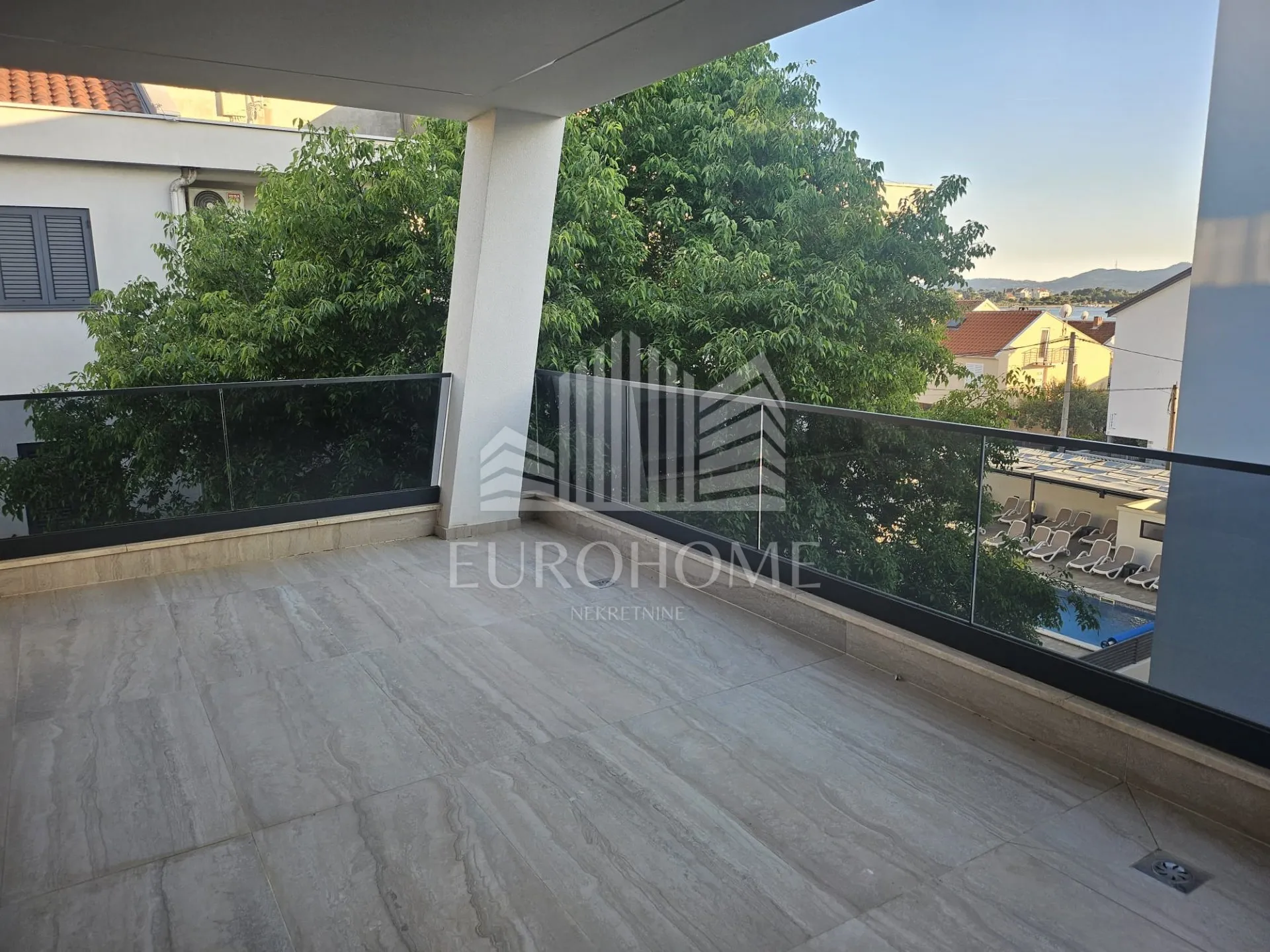 diklo,moderan penthouse uz more, kompletno namješten,odmah useljiv - slika 12