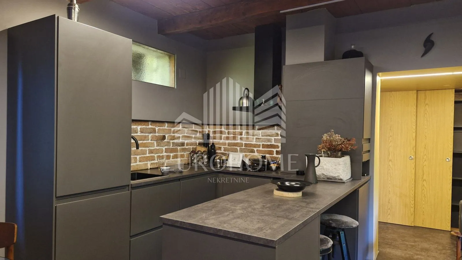 samostojeća kuća s 2 stana (110 m² + 58 m²), vrhovec - slika 2