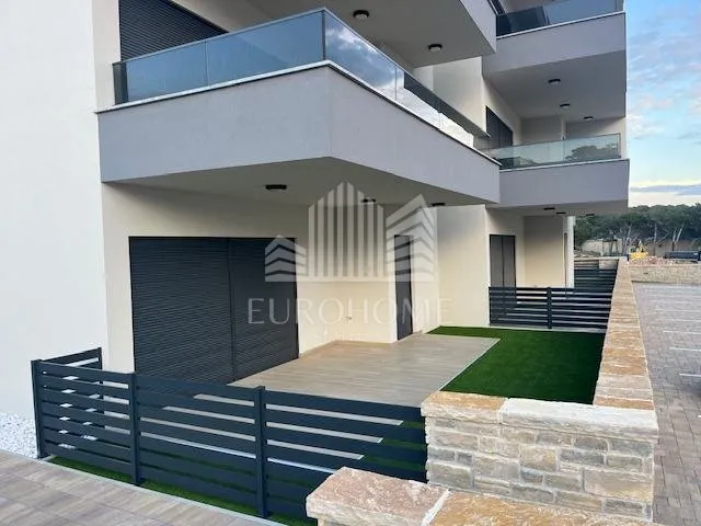 PAG, POVLJANA - 3-sobni apartman NOVOGRADNJA USELJIVO