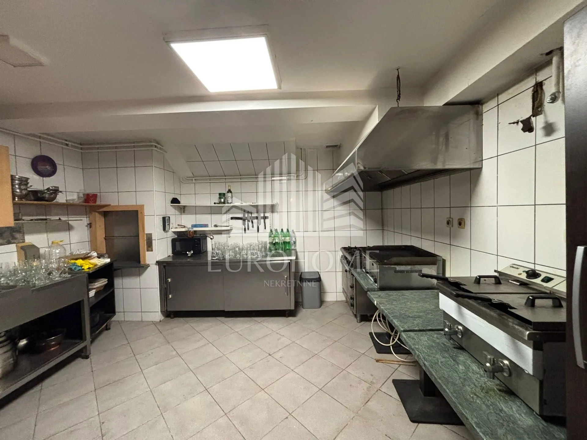 poslovni prostor 160m2, opremljen kao restoran - trnje - - slika 12