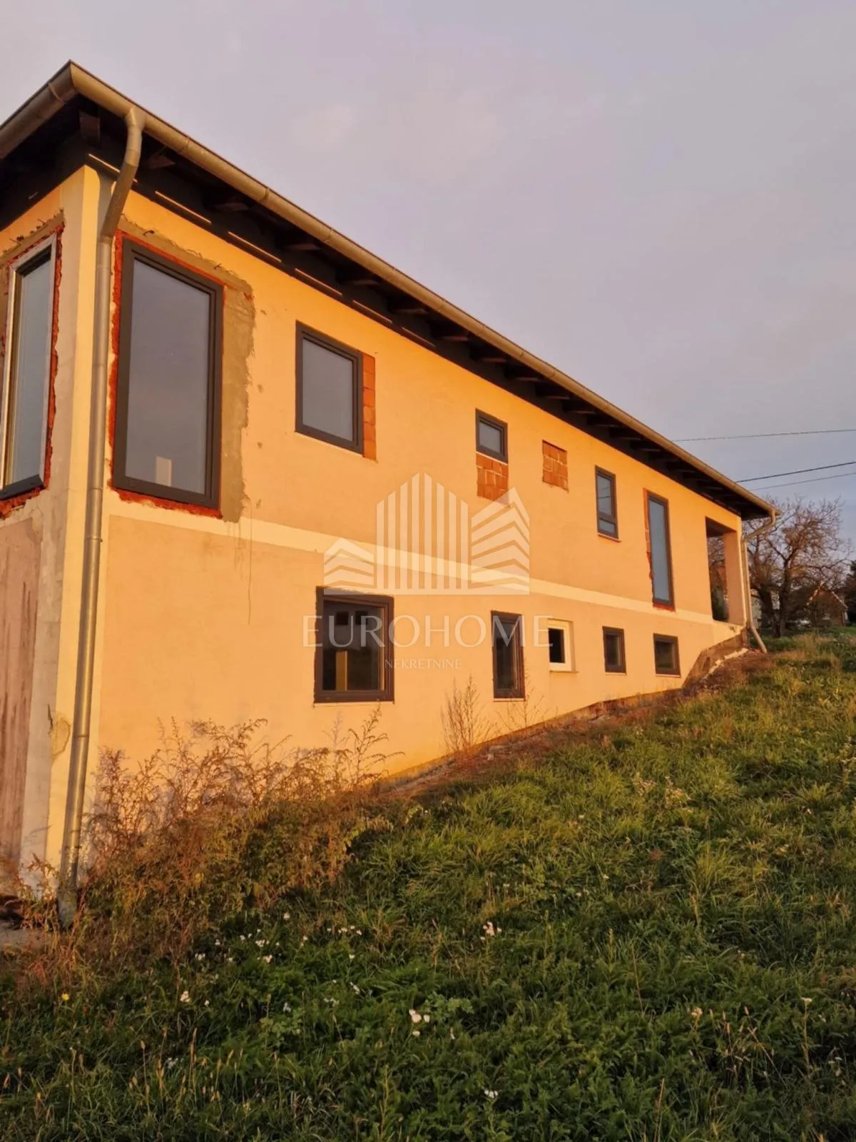prodaje se stambeno-poslovna kuća s građevinskim zemljištem – križ - slika 4