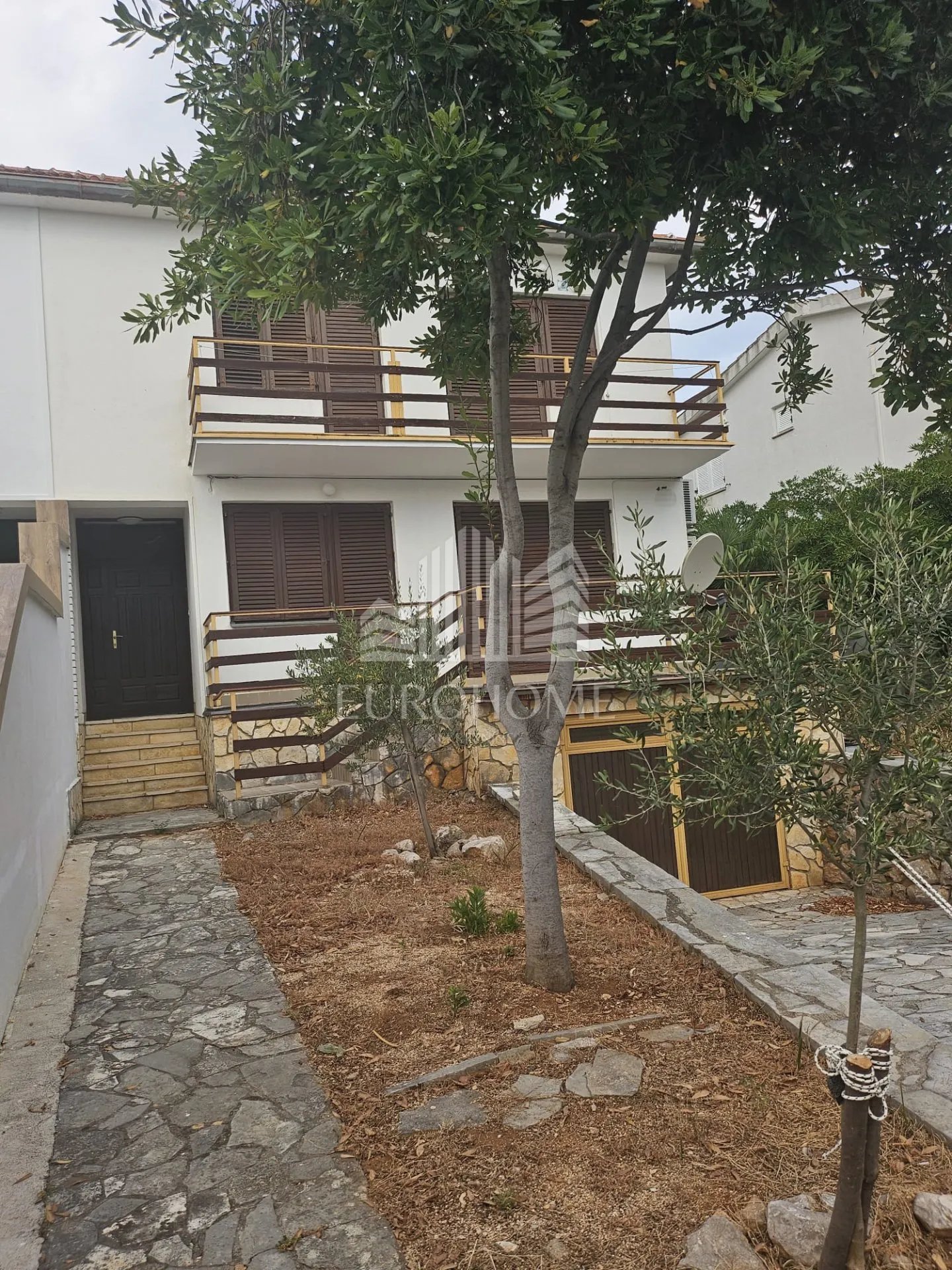 starigrad, kuća katnica,tri etaže, 50m od mora - slika 1