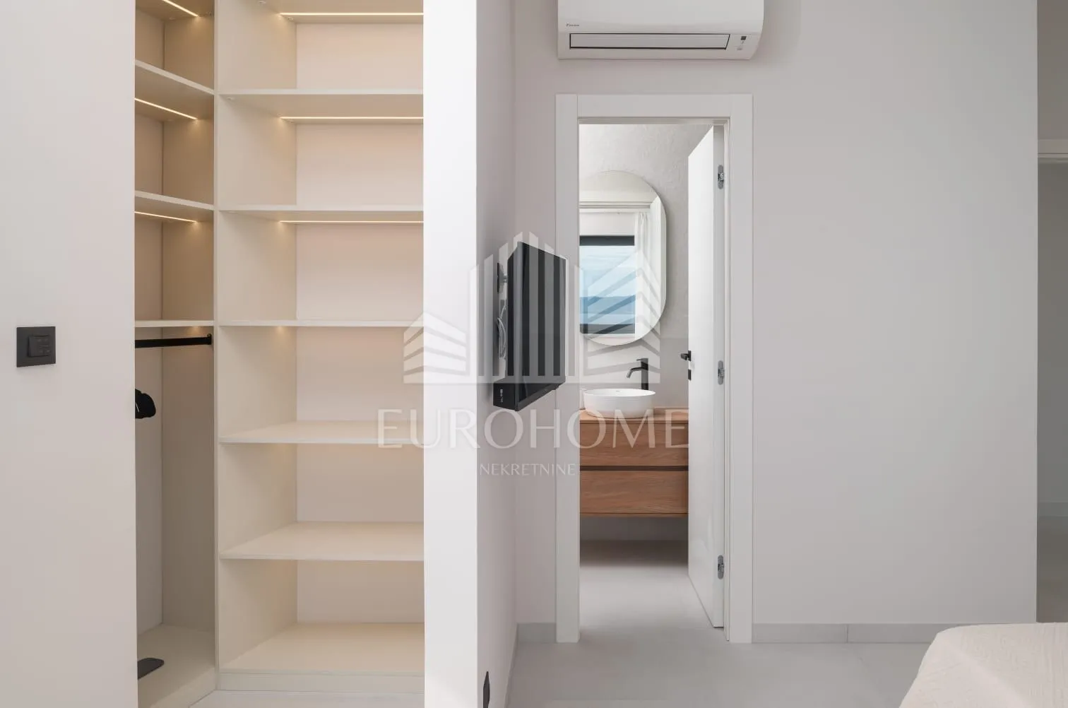 split, podstrana, urbana villa 300m od mora - slika 21