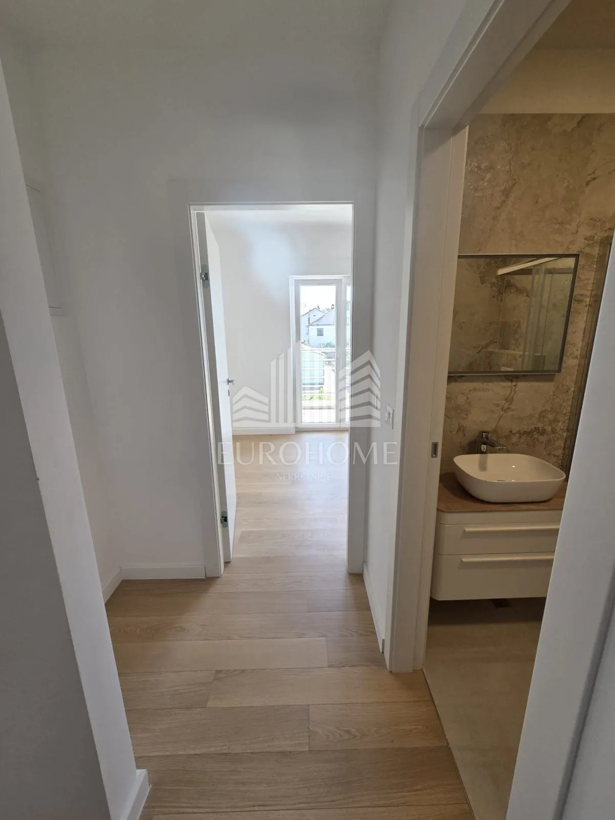 ZADAR, VIŠNJIK- Trosoban stan na 2. katu 121 m2
