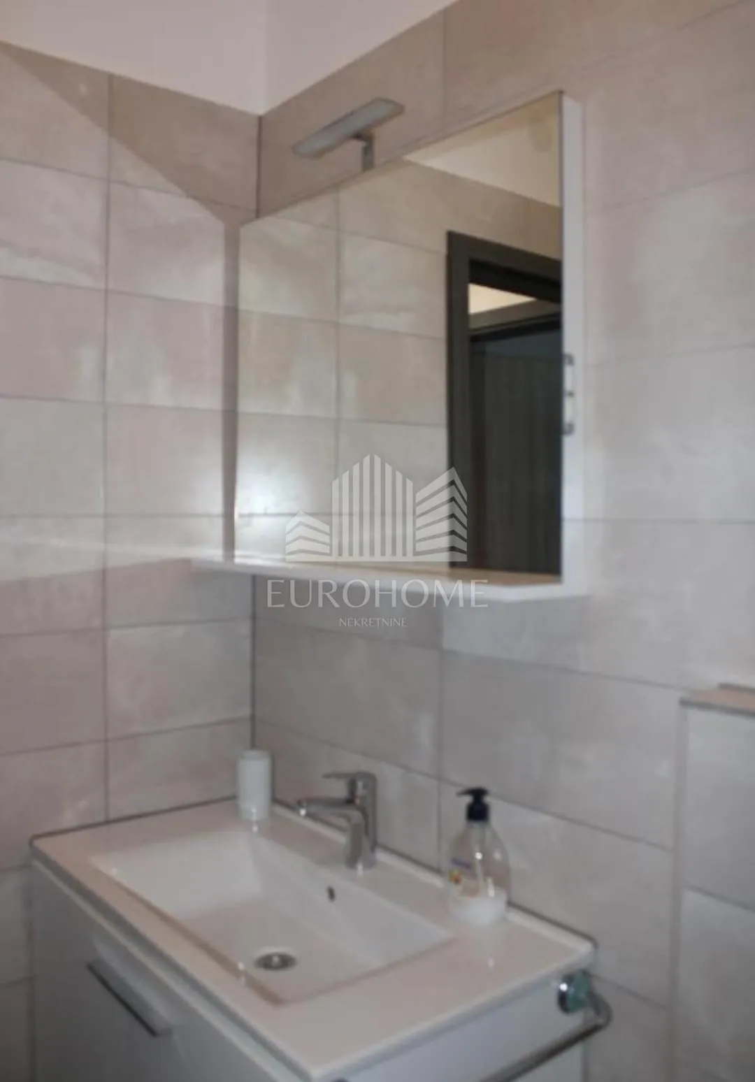 maslenica-kuća s 4apartmana+ugos.objekt,1. red do mora,550m2 - slika 3