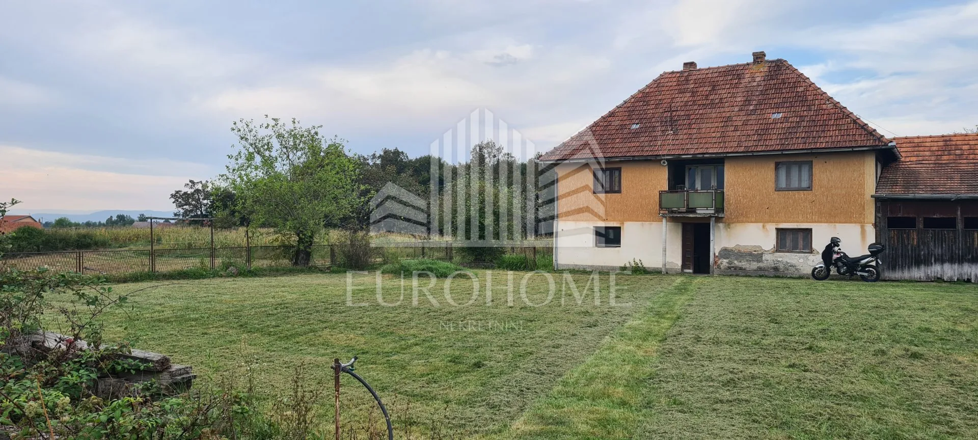 kuća: dvoranci, 184.00 m2 - ukupno 43300 m2 zemljišta - slika 2