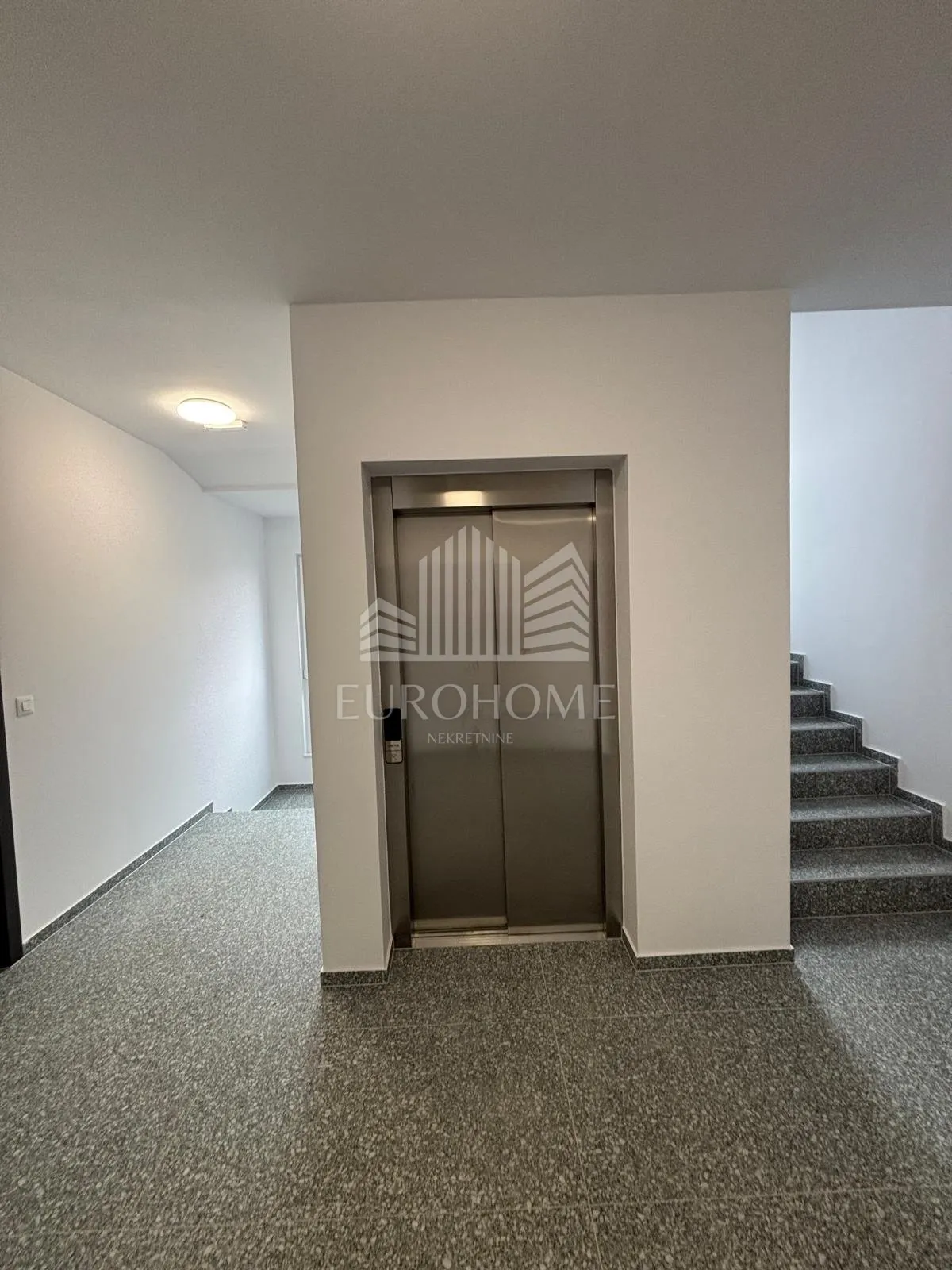 stan 45 m², novogradnja, garaža, balkon, najam - slika 16