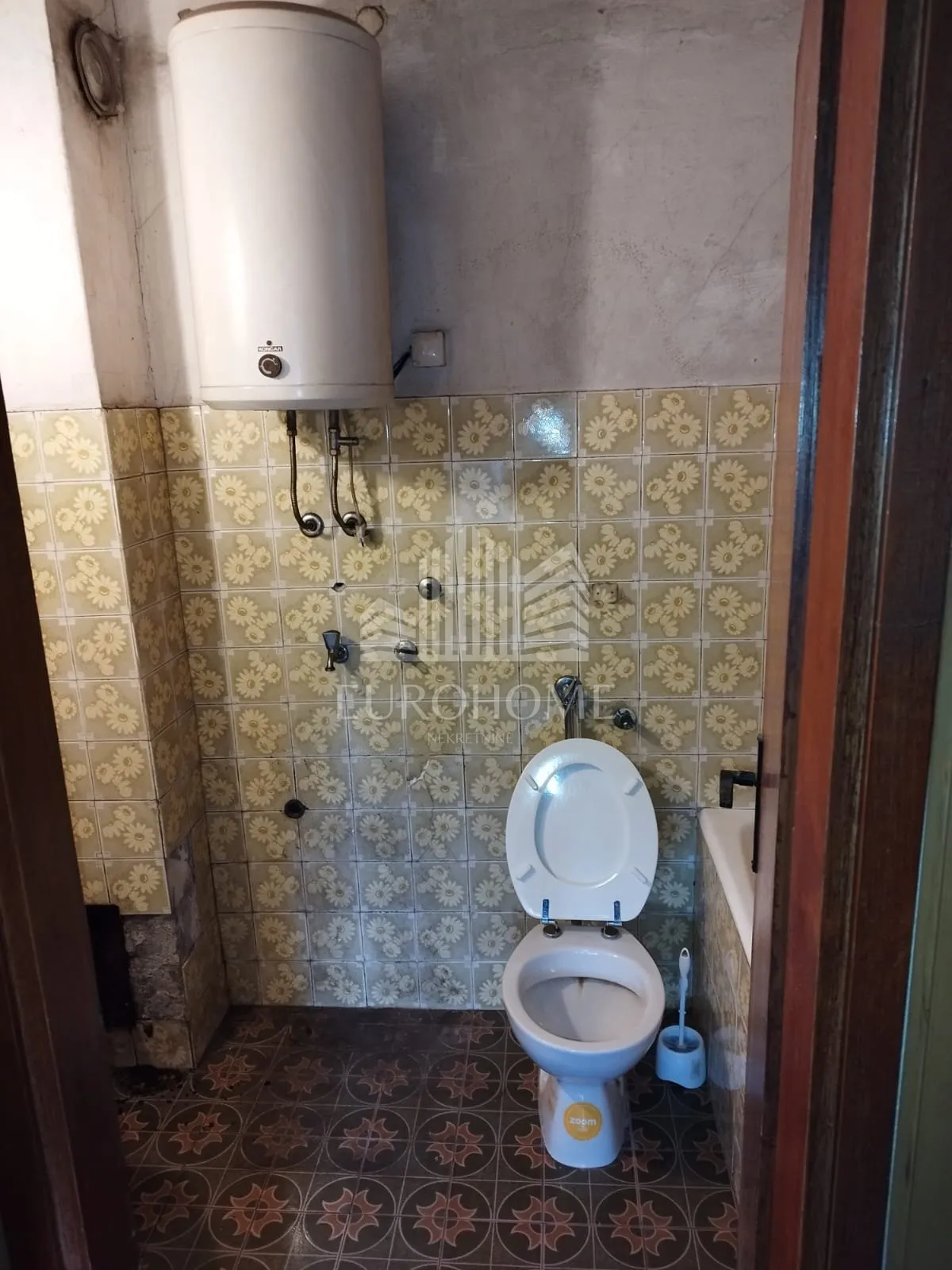 kuća za adaptaciju ,okućnica 500m 2 i zemljište 1584 m2 - slika 12