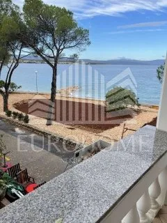 malinska 114m2, centar, prvi red uz more - slika 2