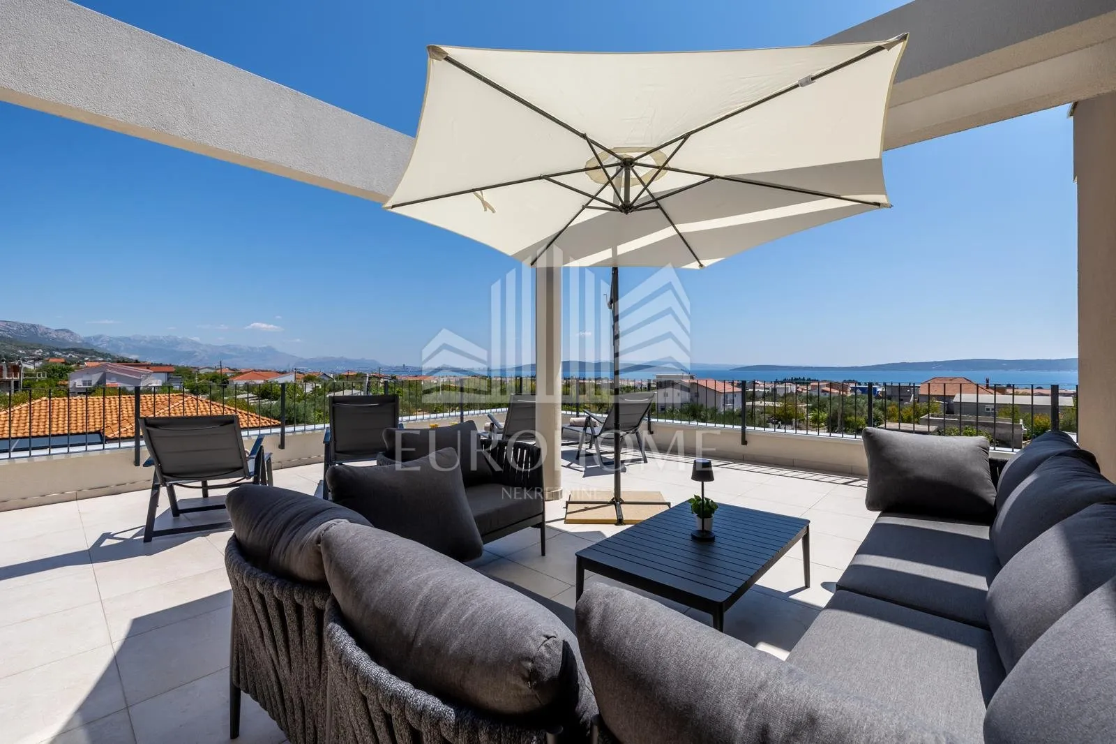 split, luxury villa, for 6 months or one year rent - slika 36