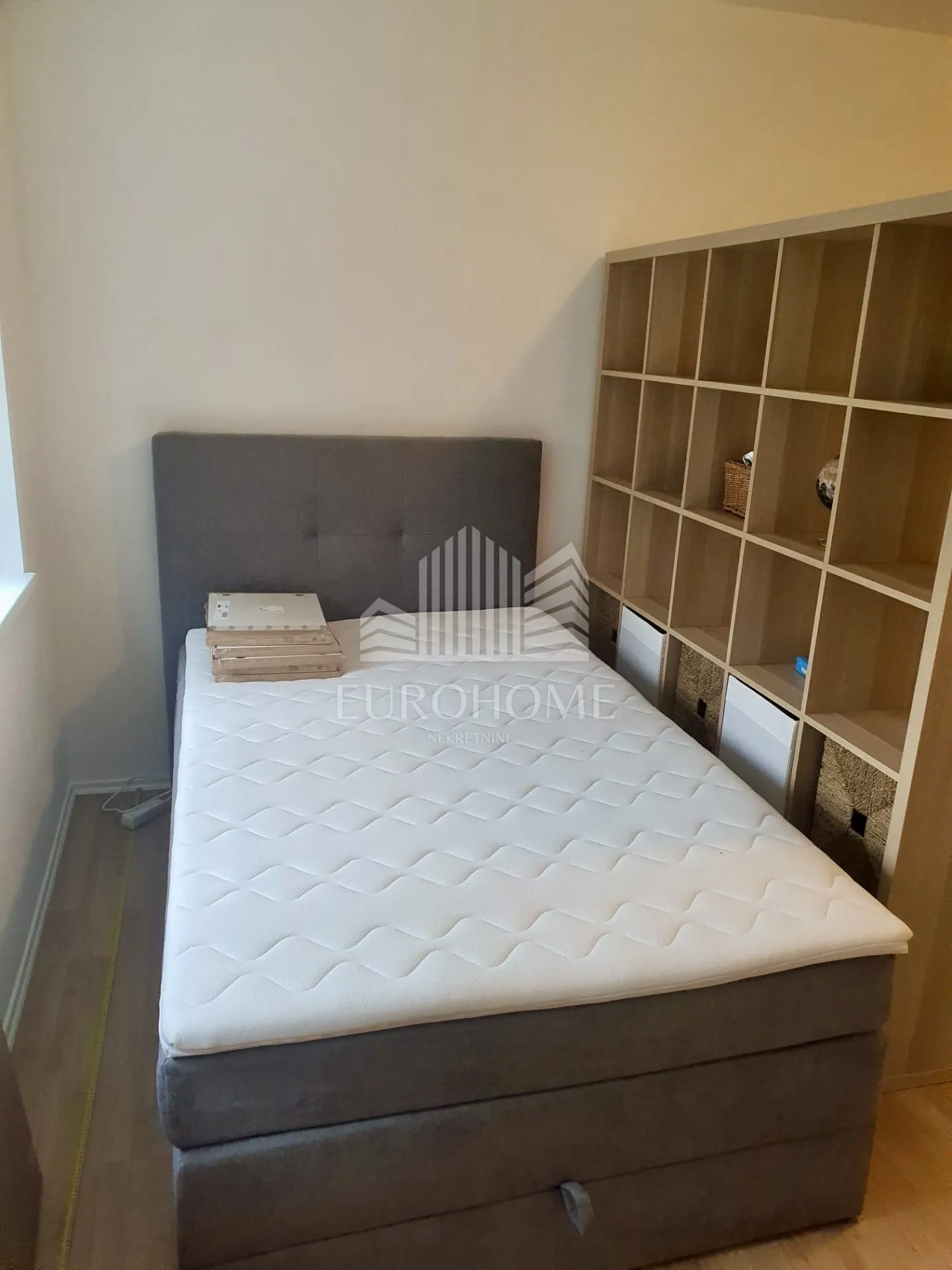 trosoban stan 55m2, svetice, namješten - slika 13