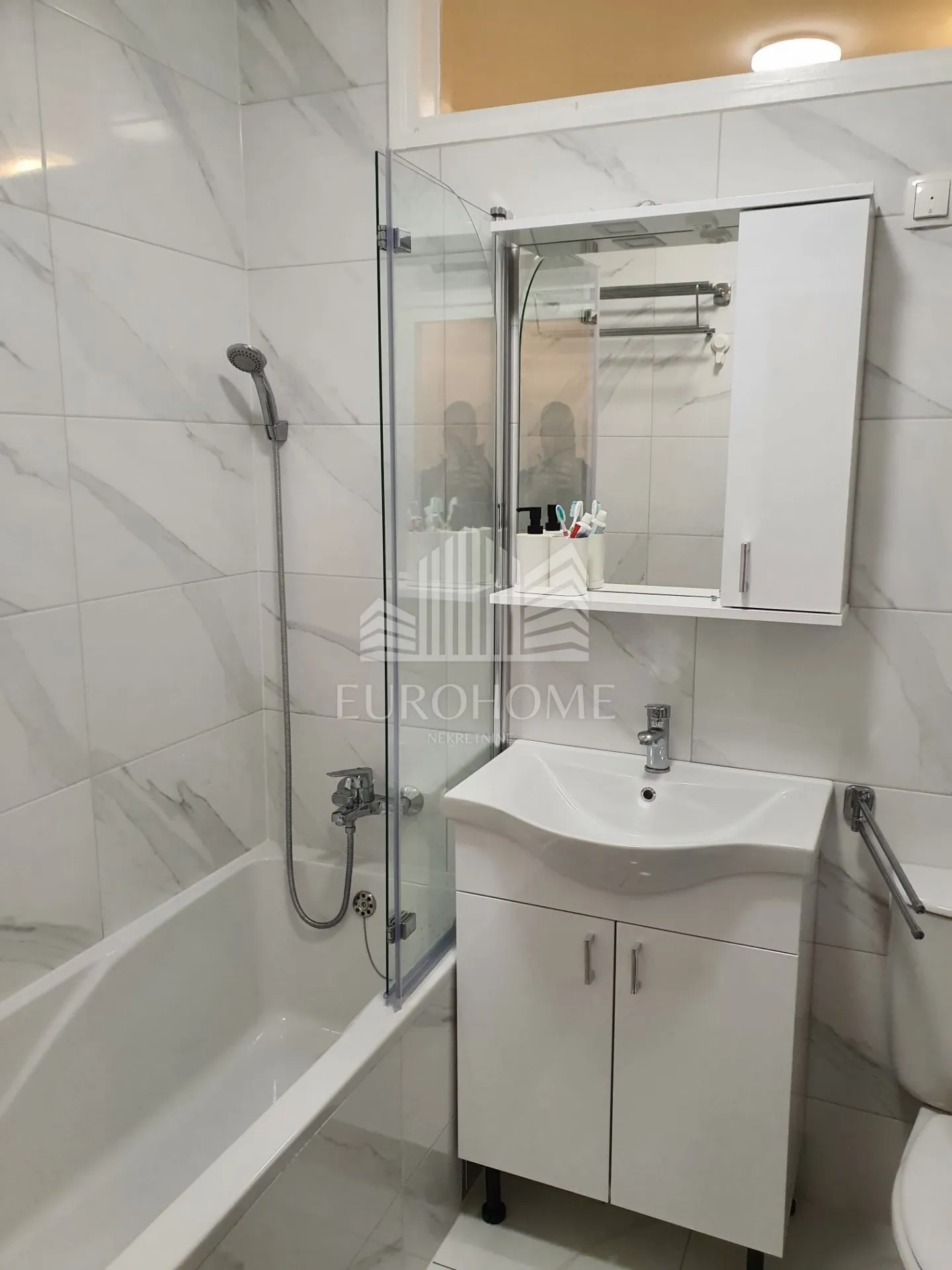 trosoban stan 55m2, svetice, namješten - slika 2