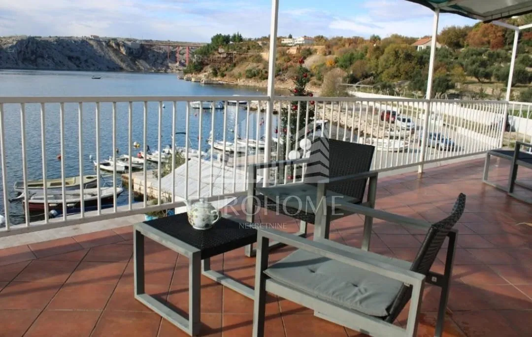 maslenica-kuća s 4apartmana+ugos.objekt,1. red do mora,550m2 - slika 14