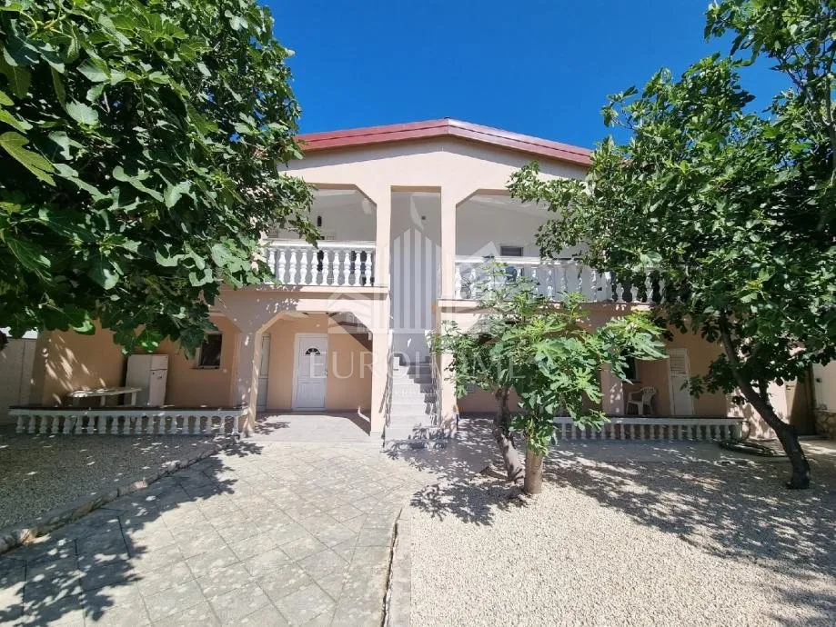 vir, kompletno renovirana kuća s 5 apartmana - slika 1